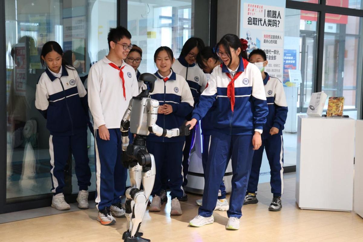 7台机器人当“伴读”，这所学校的图书展打造了沉浸式科技阅读新场景