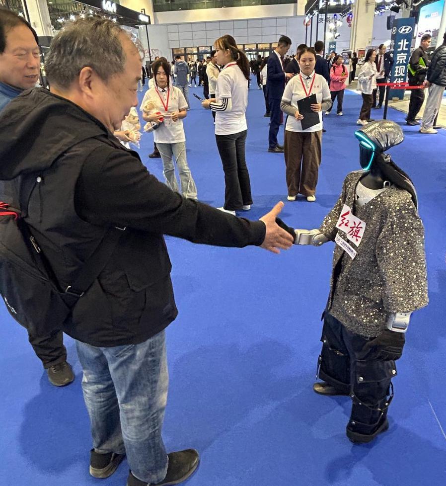 氛围感拉满！智能机器人在车站现场表演太空步