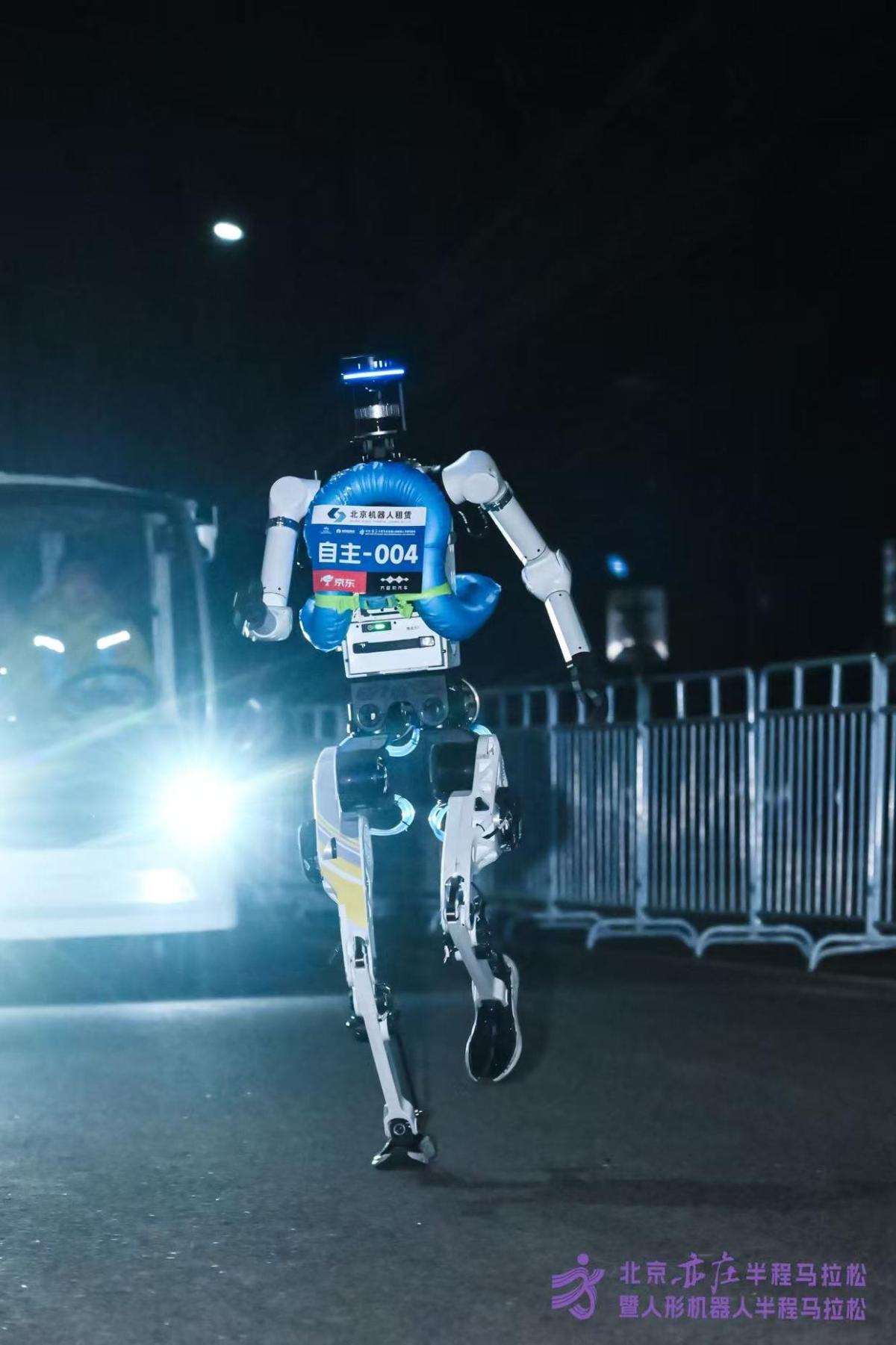 机器人马拉松｜瞄准全自主，天工机器人追赶人类职业运动员