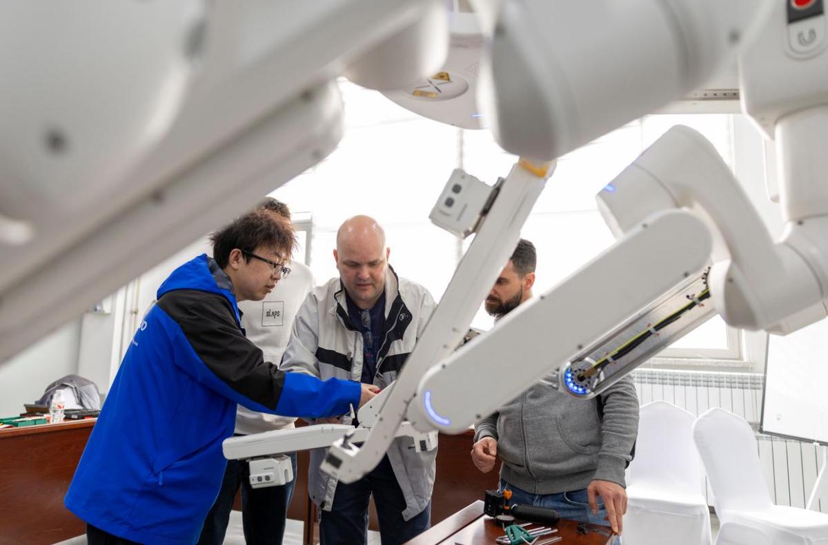 “中国智造”手术机器人走向世界