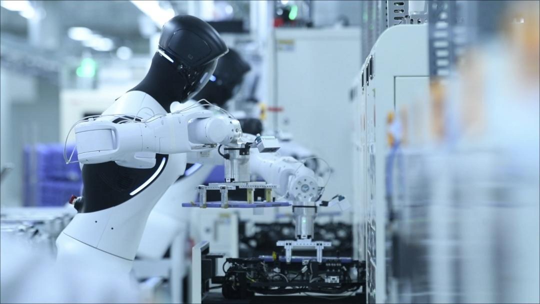 全球首个！机器人进厂“打工”了，作业成功率超99.5%