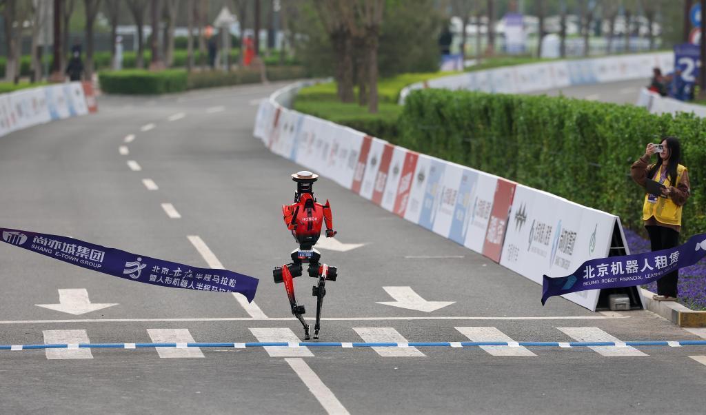 50分26秒！一场半马照见机器人赛道新图景