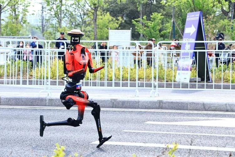 常州造“骨架”，托起中国人形机器人半马冠军