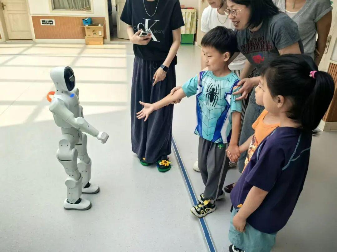 AI教育走向物理世界,人形机器人正在成为新入口