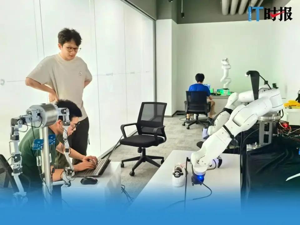 机器人为数据而“打工” 上海电信“朋友圈”进实景