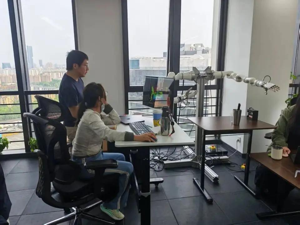 机器人为数据而“打工” 上海电信“朋友圈”进实景