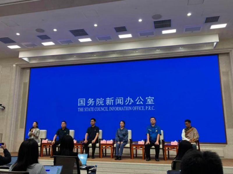 “手撕钢”如何炼成、“闪电”机器人半马夺冠有何秘诀？这场国新办发布会一一揭秘