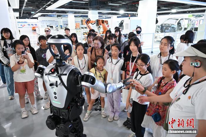 两岸和平小天使走进重庆机器人AI应用展示中心 感受科技魅力