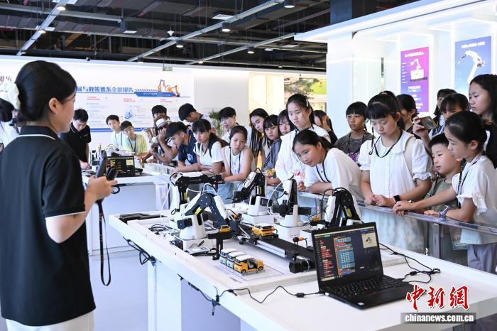 两岸和平小天使走进重庆机器人AI应用展示中心 感受科技魅力
