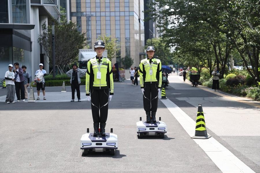 交管机器人在世界人工智能大会首秀，未来交警不用烈日下指挥交通了
