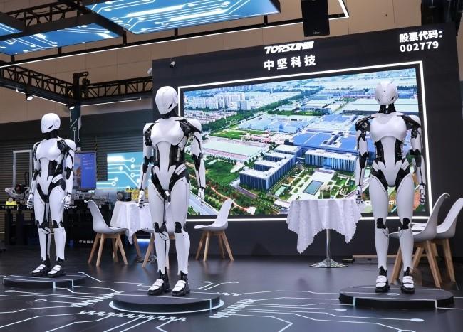 闪耀世界人工智能大会 中坚科技旗下子公司桦之坚携概念人形机器人ZERO亮相