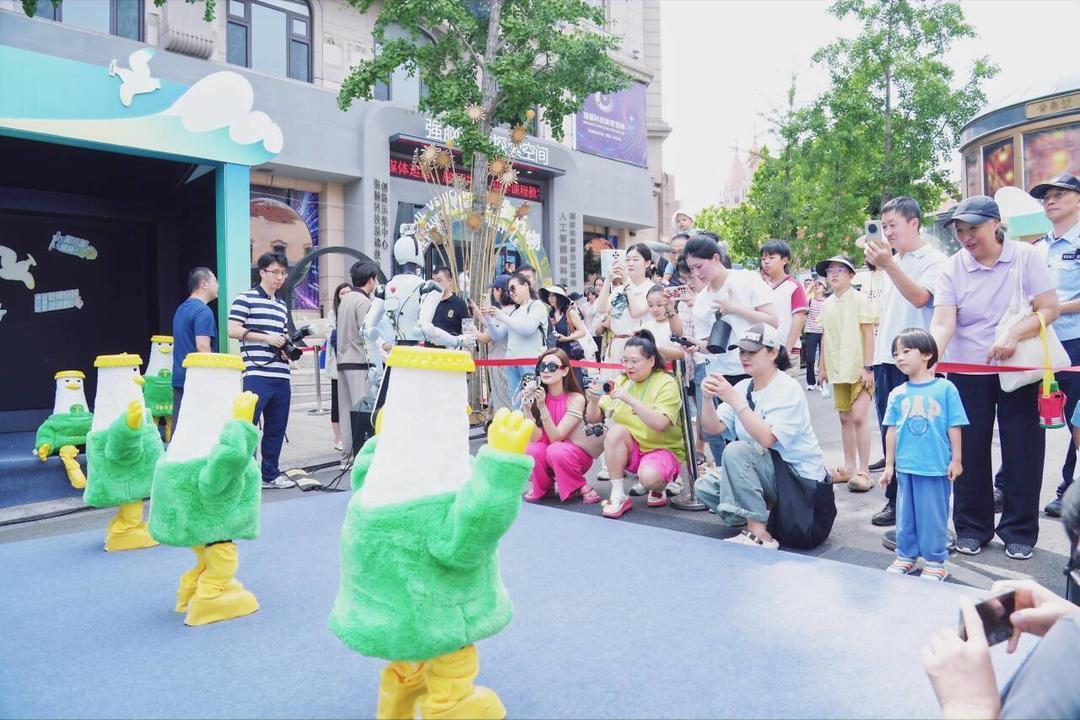 山东：“首届机器人啤酒节”亮相青岛上街里