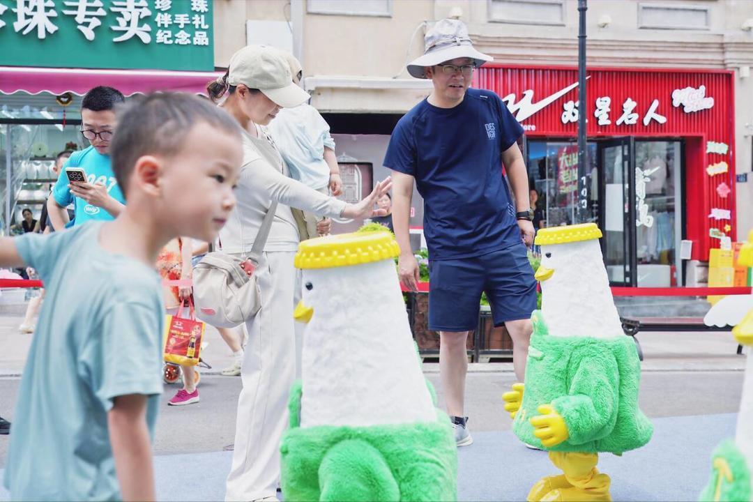 山东:“首届机器人啤酒节”亮相青岛上街里