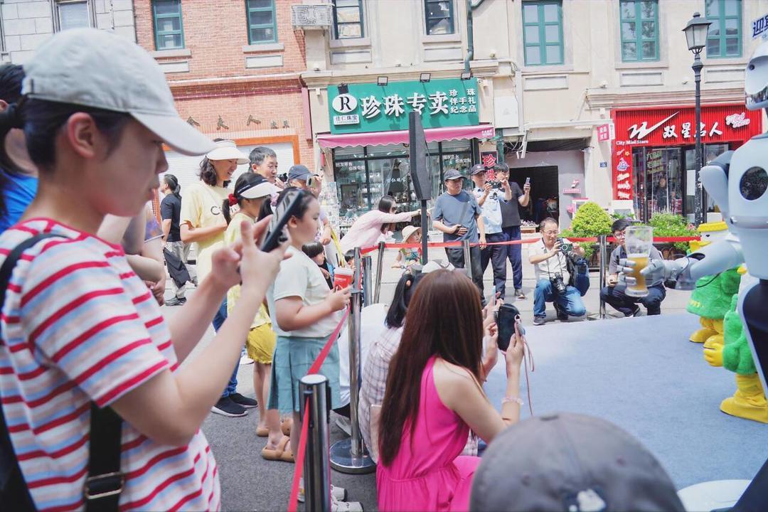 山东:“首届机器人啤酒节”亮相青岛上街里