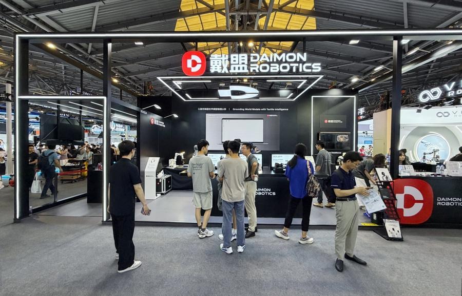 戴盟机器人在WAIC上展示的“精细活”，背后有何玄机？