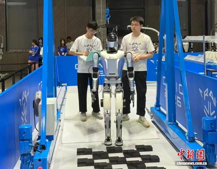 全国近200所高校7000余名学生携人形机器人在京竞技